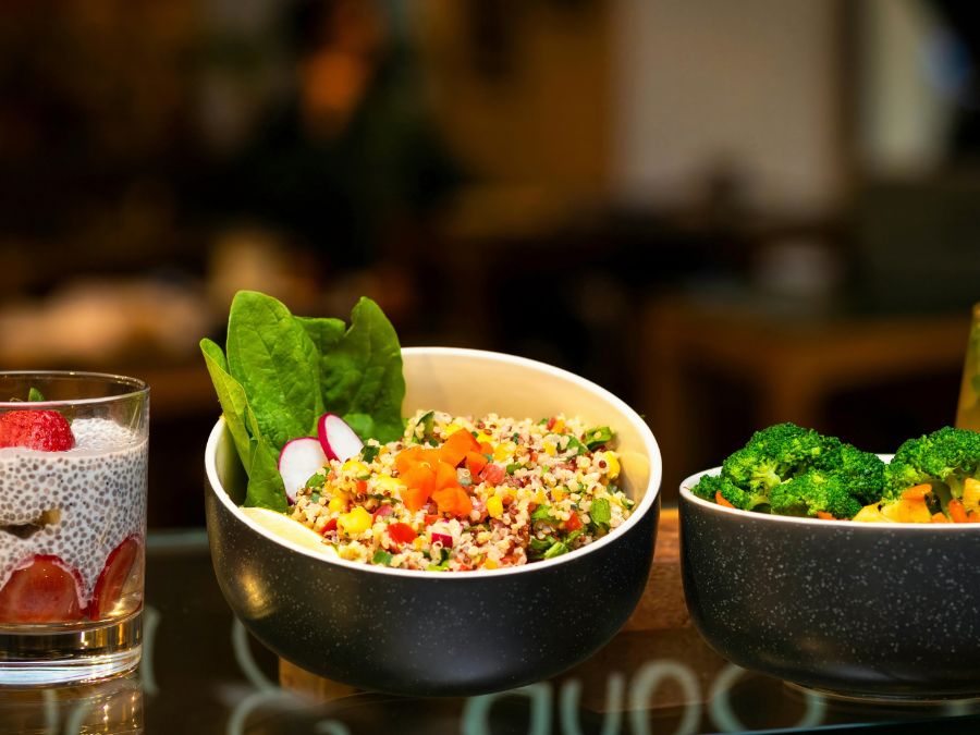 Bowls sains de quinoa, brocolis et pudding chia